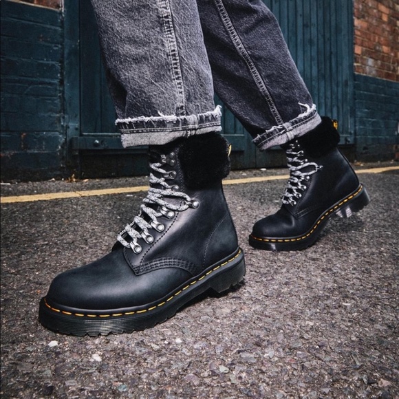 Dr. Martens 1460 SERENA COLLAR FAUX FUR LINED LACE UP BOOTS in BLACK Size 7